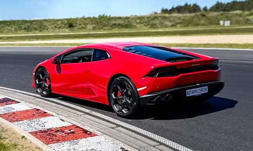 Lamborghini Huracan jedzie po torze wyścigowym