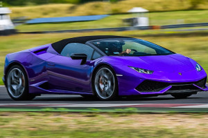 Lamborghini Huracan w ruchu na torze wyścigowym