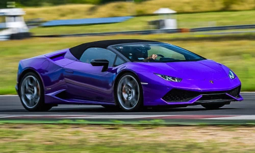 Lamborghini Huracan w ruchu na torze wyścigowym