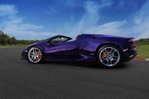 Fioletowe Lamborghini Huracan Spyder z otwartym dachem na prostej toru wyścigowego