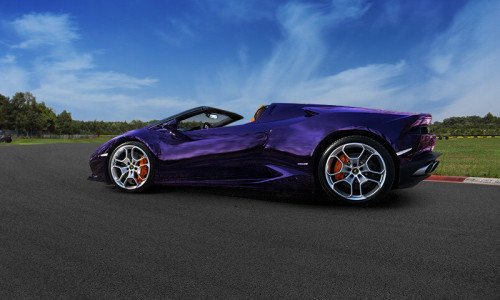 Fioletowe Lamborghini Huracan Spyder z otwartym dachem na prostej toru wyścigowego