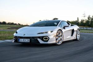 Lamborghini Temerario w białym kolorze na torze wyścigowym