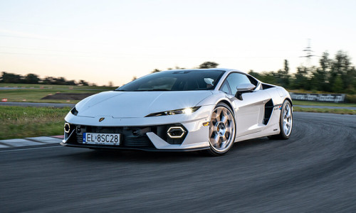 Lamborghini Temerario w białym kolorze na torze wyścigowym