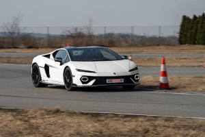 Lamborghini Temerario w białym kolorze na torze wyścigowym