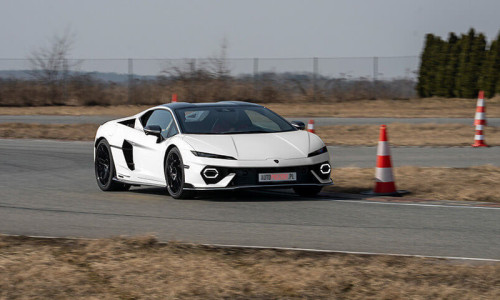 Lamborghini Temerario w białym kolorze na torze wyścigowym