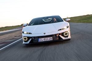 Lamborghini Temerario jadący po torze wyścigowym