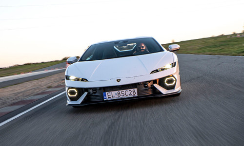 Lamborghini Temerario jadący po torze wyścigowym
