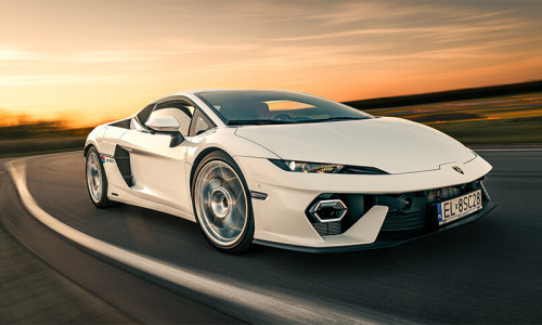 Lamborghini Temerario pędzące po torze wyścigowym