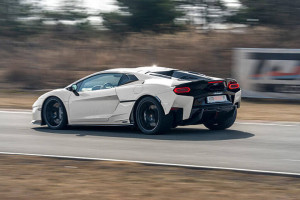 Lamborghini Temerario jadące po torze wyścigowym