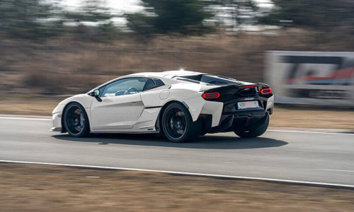 Lamborghini Temerario jadące po torze wyścigowym