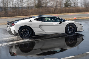 Lamborghini Temerario jedzie bokiem po płycie poślizgowej