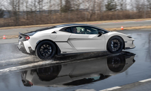 Lamborghini Temerario jedzie bokiem po płycie poślizgowej
