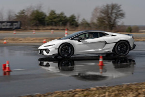 Płyta poślizgowa i nowe Lamborghini Temerario
