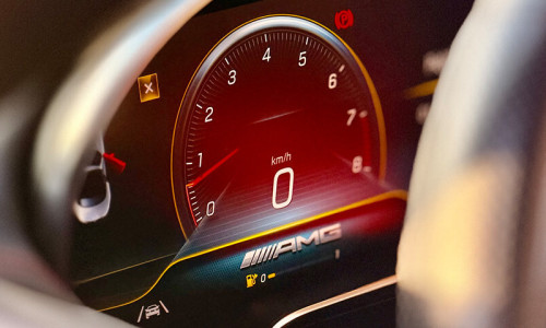 Obrotomierz w Mercedesie AMG GT