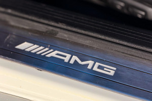 Logo AMG na progu drzwi