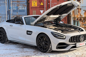 Mercedes AMG GT Roadster z podniesioną maską