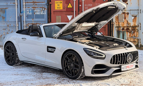 Mercedes AMG GT Roadster z podniesioną maską