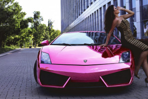 Kobieta pozująca na różowym Lamborghini Gallardo