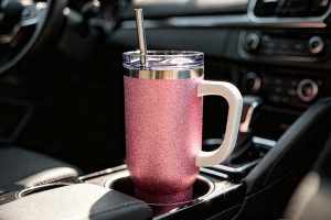 Kubek termiczny w różowym kolorze na torze