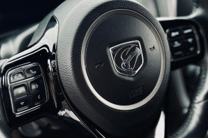 Dodge Viper GTS żmija na kierownicy