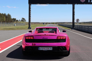 Różowe Lamborghini Gallardo na torze