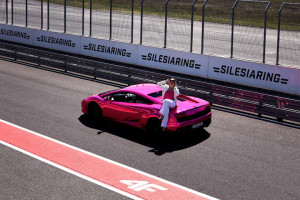 Lamborghini Gallardo w kolorze różowym z modelką