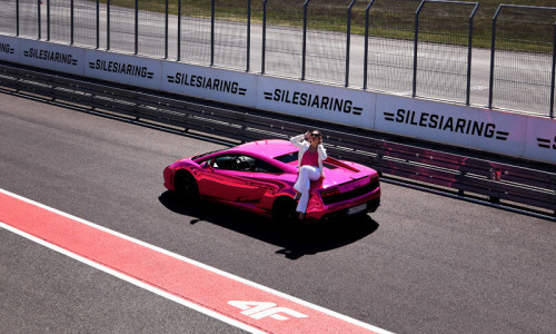 Lamborghini Gallardo w kolorze różowym z modelką